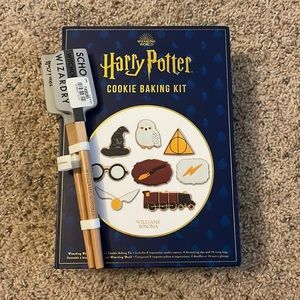 NWT Williams Sonoma Harry Potter Cookie Baking Kit + mini Hogwarts spatulas